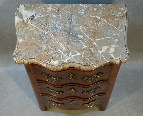 XVIIIe siècle - Demi-commode Régence en noyer. Champagne XVIIIe siècle