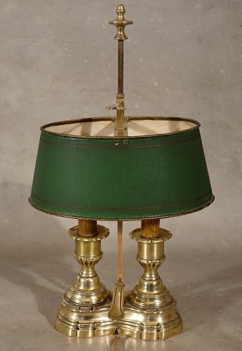 XVIIIe siècle - Bougeoir à main à deux binets en lampe bouillotte - Paris, début XVIIIe
