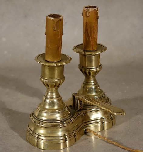 French Regence - Hand-held candlestick with two candlesticks in the form of a bouillotte lamp - Paris, early 18th century