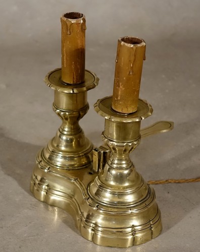 Antiquités - Hand-held candlestick with two candlesticks in the form of a bouillotte lamp - Paris, early 18th century