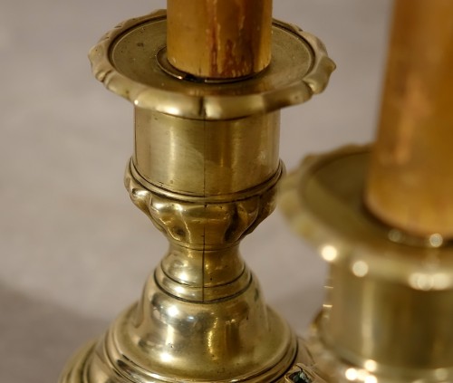 Antiquités - Hand-held candlestick with two candlesticks in the form of a bouillotte lamp - Paris, early 18th century