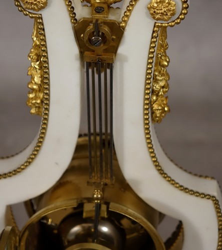 Antiquités - Pendule lyre néoclassique - Paris époque Napoléon III