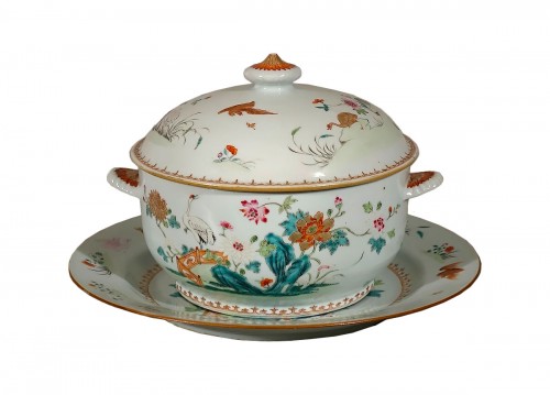 Soup tureen and its display stand in Compagnie des Indes porcelain - Qianlong