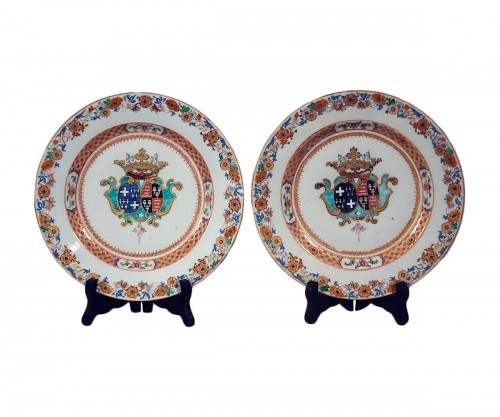 Paire d'assiettes en porcelaine de la Cie des Indes à décor armorié