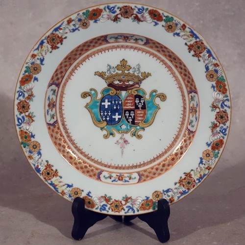 Paire d'assiettes en porcelaine de la Cie des Indes à décor armorié - Céramiques, Porcelaines Style 