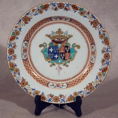 Paire d'assiettes en porcelaine de la Compagnie des Indes à décor armorié - Chine - Céramiques, Porcelaines Style 