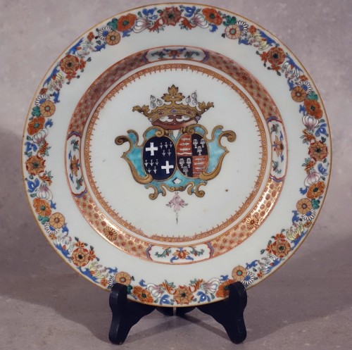 Céramiques, Porcelaines  - Paire d'assiettes en porcelaine de la Cie des Indes à décor armorié