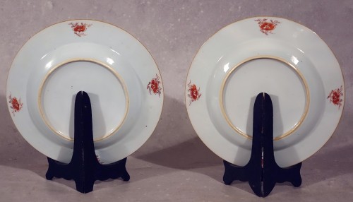 XVIIIe siècle - Paire d'assiettes en porcelaine de la Compagnie des Indes à décor armorié - Chine