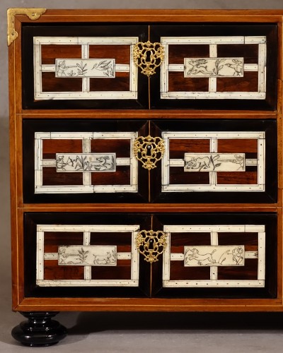 Cabinet gravé de scènes de chasse - Espagne XVIIe - Louis XIII
