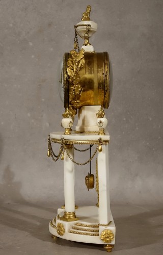 Horlogerie Pendule - Pendule portique Louis XVI signée Viger - Paris XVIIIe