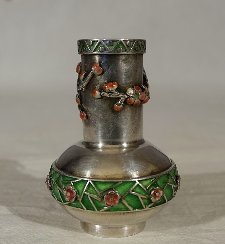 XIXe siècle - Petit vase argent et émaux - Japon ère Meiji