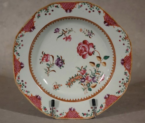 Paire d'assiettes de la famille rose - Compagnie des Indes - Qianlong - Céramiques, Porcelaines Style 