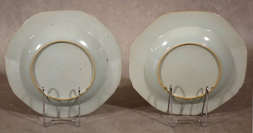 Céramiques, Porcelaines  - Paire d'assiettes de la famille rose - Compagnie des Indes - Qianlong