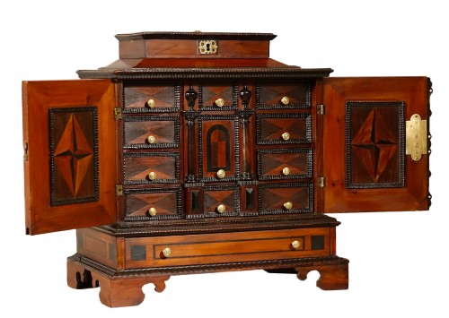 Petit cabinet en if et bois précieux - Anvers Flandres XVIIe