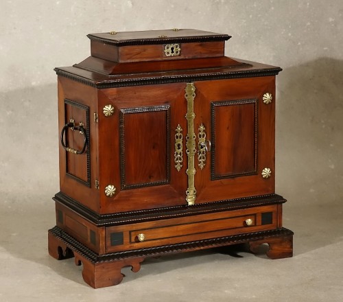 Petit cabinet en if et bois précieux - Bohême Egra (Cheb) XVIIe - Mobilier Style Louis XIII