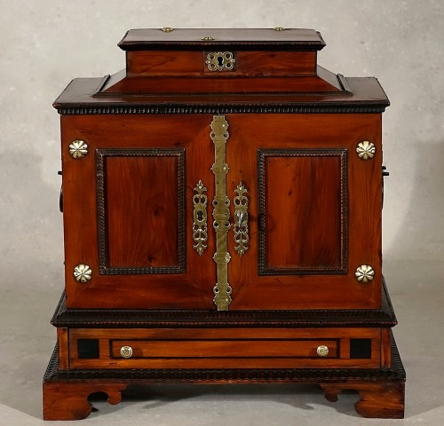 Mobilier Cabinet & Coffre - Petit cabinet en if et bois précieux - Bohême Egra (Cheb) XVIIe