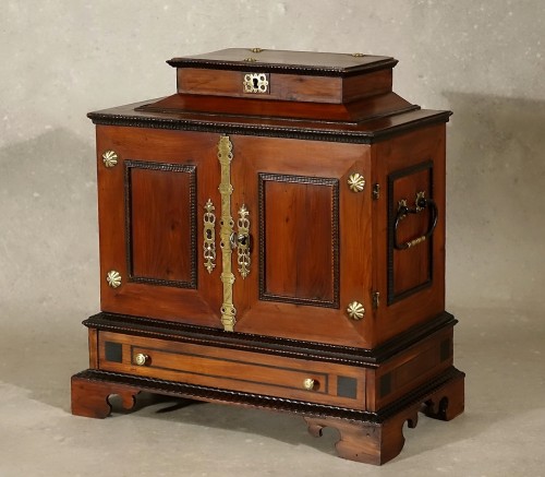 Petit cabinet en if et bois précieux - Bohême Egra (Cheb) XVIIe - Antiquités Philippe Glédel