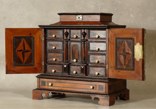 XVIIe siècle - Petit cabinet en if et bois précieux - Bohême Egra (Cheb) XVIIe
