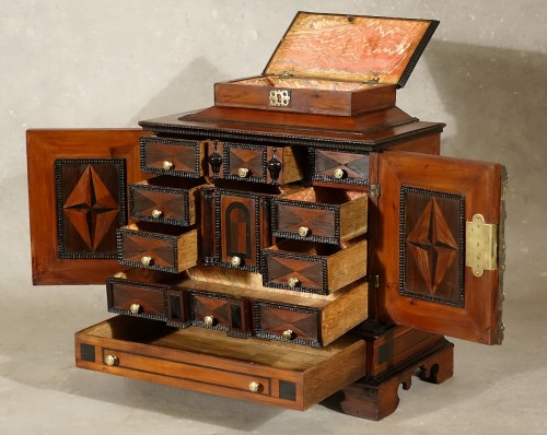 Petit cabinet en if et bois précieux - Bohême Egra (Cheb) XVIIe - Louis XIII