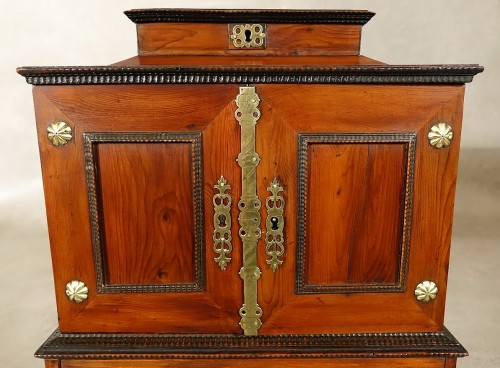 Antiquités - Petit cabinet en if et bois précieux - Bohême Egra (Cheb) XVIIe