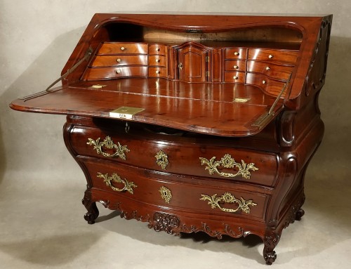 Scriban en acajou moucheté massif - Bordeaux XVIIIe siècle - Mobilier Style Louis XV