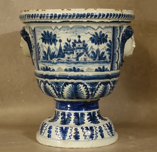 Céramiques, Porcelaines  - Important vase à oranger - Nevers fin XVIIe début XVIIIe