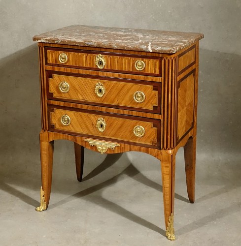 XVIIIe siècle - Petite commode Transition à la grecque estampillée Fromageau