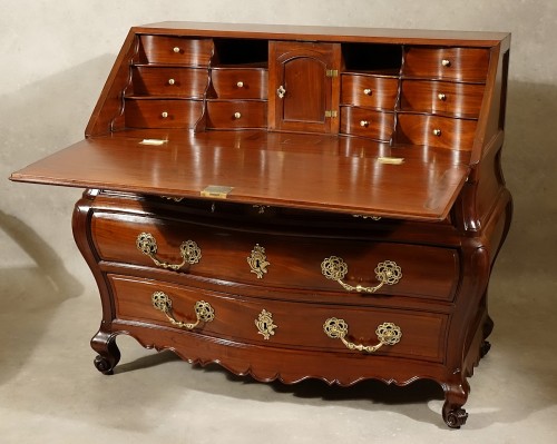 XVIIIe siècle - Commode bureau dite scriban en acajou massif. Bordeaux XVIIIe