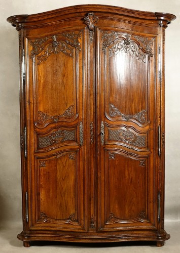 Armoire de château d'Île-de-France d'époque Régence galbée toutes faces - Mobilier Style Régence