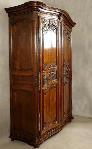 Armoire de château d'Île-de-France d'époque Régence galbée toutes faces - Antiquités Philippe Glédel
