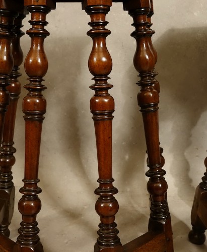 Paire d'escabelles XVIIe ou tabourets de chantre à 6 pieds en noyer - Louis XIV