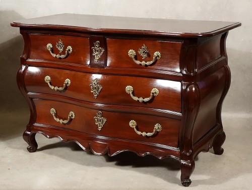 XVIIIe siècle - Commode de port bordelaise en acajou massif