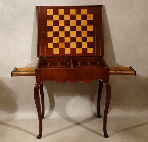 XVIIIe siècle - Table en cabaret à jeu de trictrac et d'échec en acajou - Nantes XVIIIe