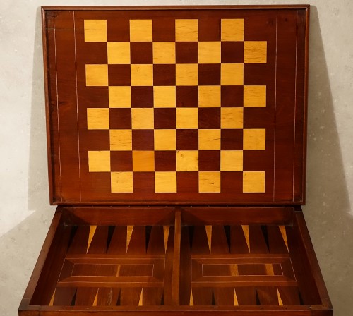 Table en cabaret à jeu de trictrac et d'échec en acajou - Nantes XVIIIe - Louis XV