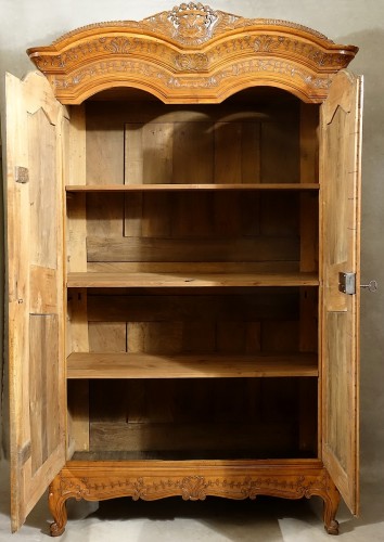 Antiquités - Armoire de mariage rennaise signée Croizé