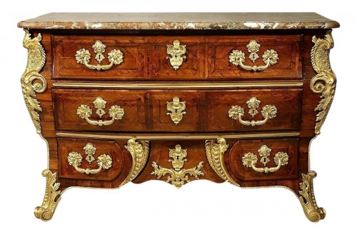 Importante commode Régence en sarcophage attribuée à Louis Delaitre
