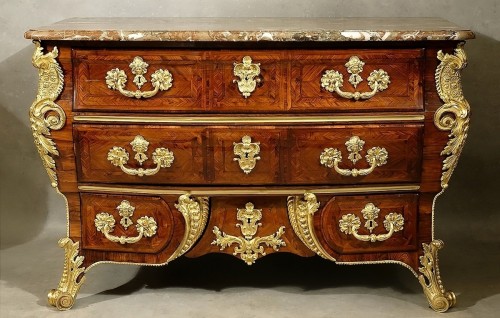 Mobilier Commode - Importante commode Régence en sarcophage attribuée à Louis Delaitre