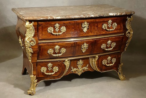 XVIIIe siècle - Importante commode Régence en sarcophage attribuée à Louis Delaitre