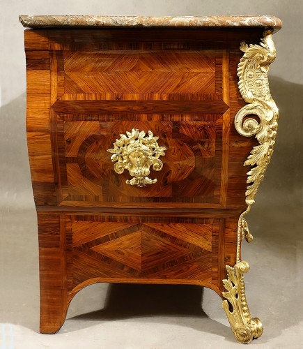 Régence - Importante commode Régence en sarcophage attribuée à Louis Delaitre