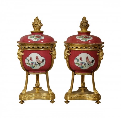 Paire de cassolettes pots-pourris montés bronze