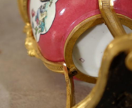 XIXe siècle - Paire de cassolettes brûles-parfum porcelaine et bronze