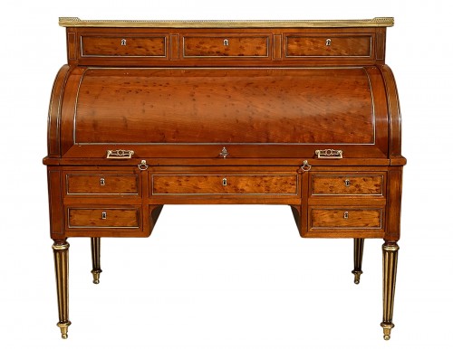 Bureau cylindre d'époque Louis XVI en acajou moucheté