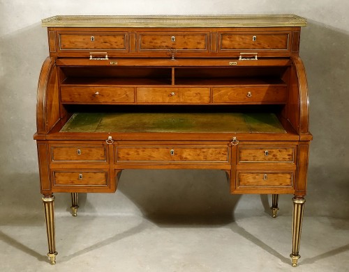 Bureau cylindre d'époque Louis XVI en acajou moucheté - Mobilier Style Louis XVI