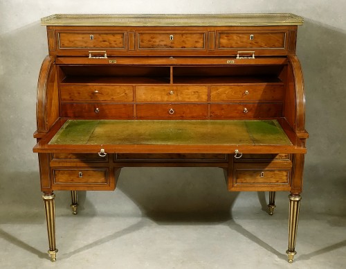 Mobilier Bureau et Secrétaire - Bureau cylindre d'époque Louis XVI en acajou moucheté