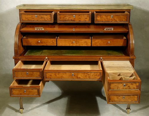 Bureau cylindre d'époque Louis XVI en acajou moucheté - Louis XVI