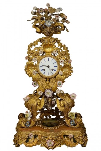Pendule orientaliste à décor de turqueries et fleurs de porcelaine