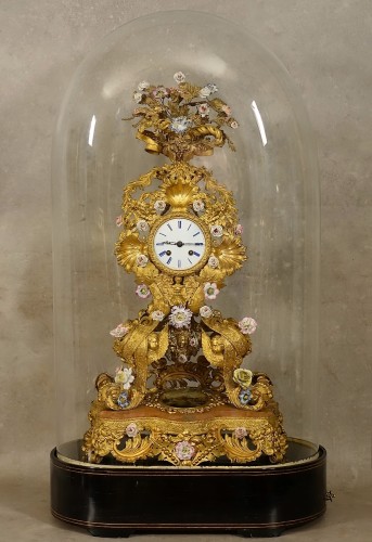 Pendule orientaliste à décor de turqueries et fleurs de porcelaine - Horlogerie Style Louis-Philippe