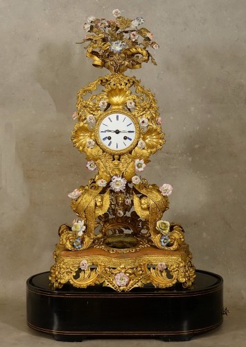 Horlogerie Pendule - Pendule orientaliste à décor de turqueries et fleurs de porcelaine