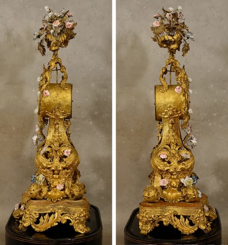 Pendule orientaliste à décor de turqueries et fleurs de porcelaine - Antiquités Philippe Glédel