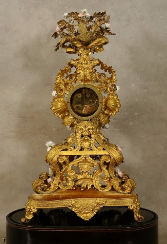 XIXe siècle - Pendule orientaliste à décor de turqueries et fleurs de porcelaine